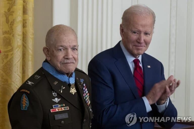 “수상까지 58년”… 베트남전 참전 美 흑인용사의 ‘지각’ 명예훈장