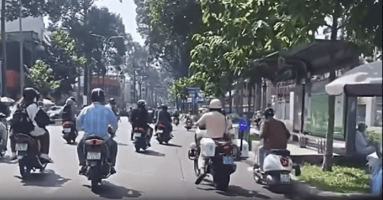 교통경찰, 정차 거부 오토바이 운전자 발로 차