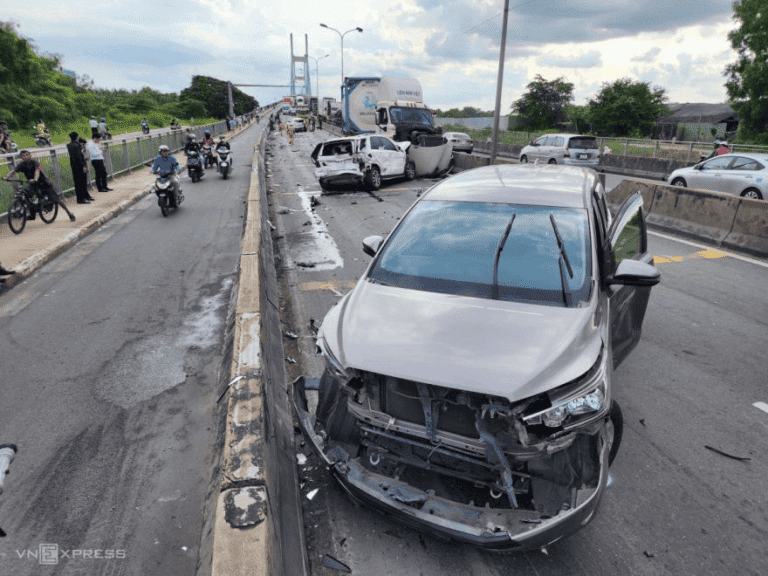 호찌민시 푸미대교서 8중 추돌사고 발생