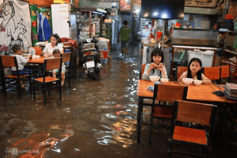 호찌민시 5년만에 최악의 침수……18일 저녁 폭우와 만조 겹쳐 시내 곳곳 침수…상점 폐쇄 잇따라