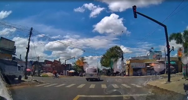 ‘신호위반’ 구급차, 오토바이와 충돌사고 논란…1명 중상