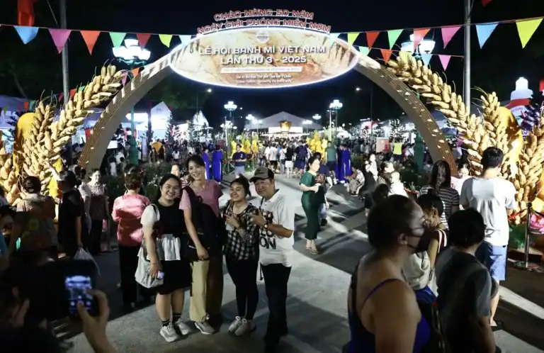 호찌민시 반미 축제에 인파 몰려