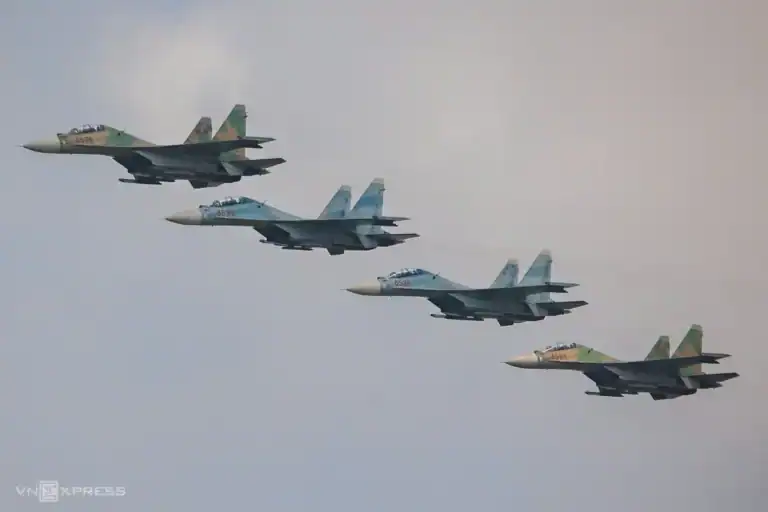 호찌민시 상공서 전투기·헬기 편대 비행쇼…”통일 50주년 맞아”