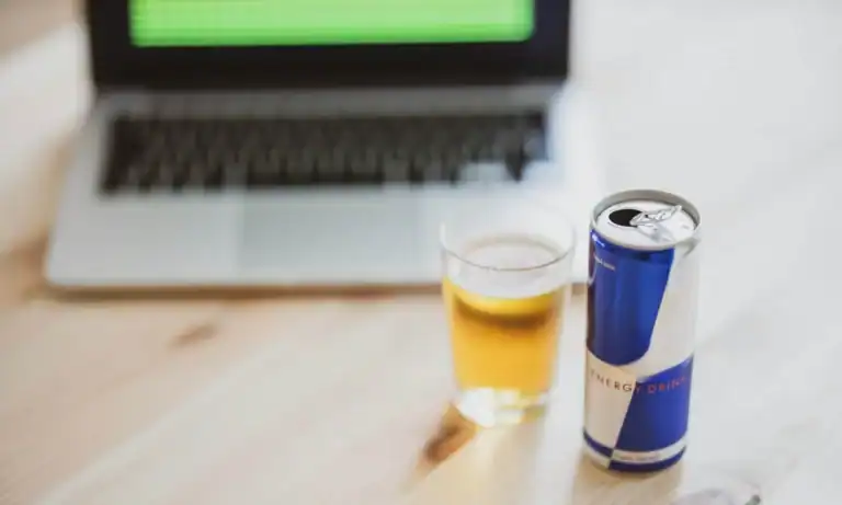 레드불, 몬스터 주의!….밤새 에너지 드링크 마신 21세 대학생 병원행