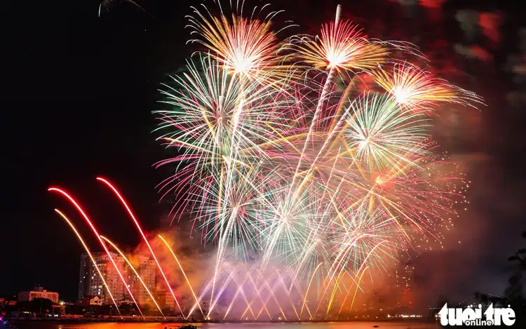 한국팀 ‘용의 춤’으로 다낭 밤하늘 사로잡다!
