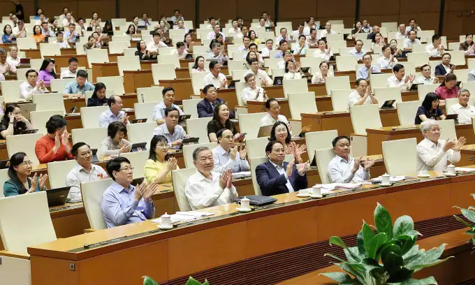국회, 지구급 정부 폐지 헌법 개정안 만장일치 통과