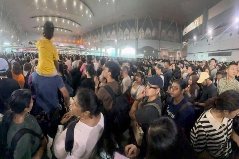 말레이 자동출입국게이트 200여곳 장애…38만명 ‘장사진’