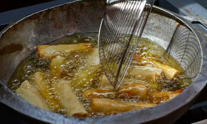 베트남 업체 대표, 사료용 기름 수만t 식용유로 판매 혐의 체포