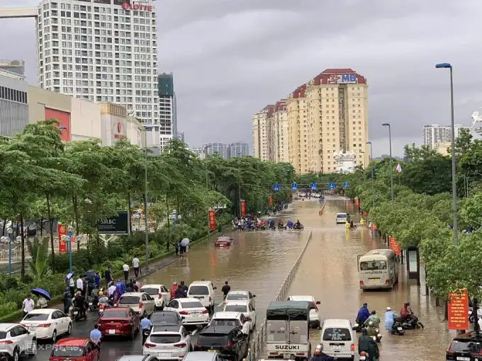 하노이가 잠겼다!….폭우로 하노이 40개 도로 침수, 교통대란 현실화