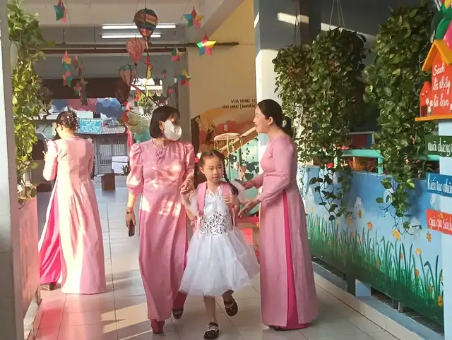 호찌민시 초등학교 1학년생들 새 학기 첫 등교