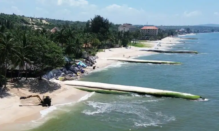 무이네 해변, 임시 방조제로 자연 경관 훼손