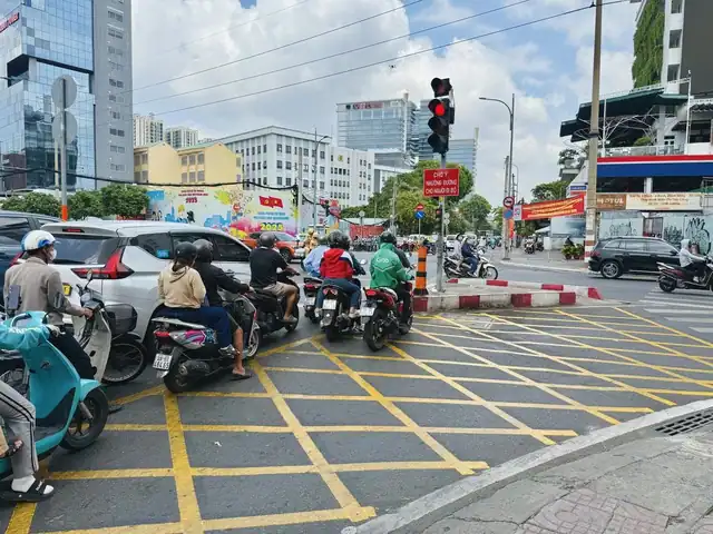 “빨간 신호 우회전하면 최대 2000만동 벌금!”…호찌민 교통경찰 강력 단속