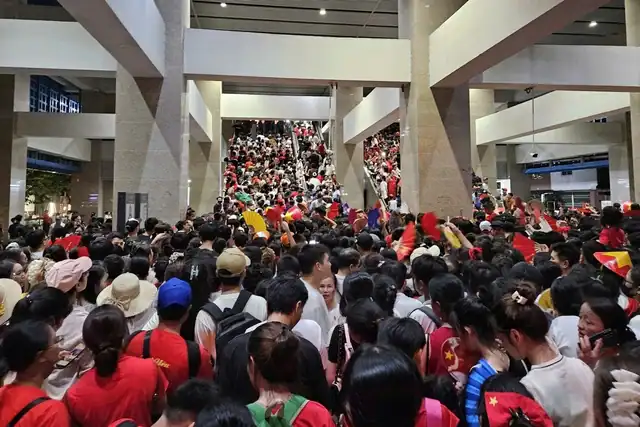 퍼레이드 연습 후 캇린-하동 전철역 ‘인산인해’