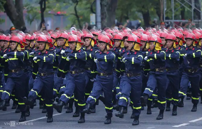 하노이 경찰 3천명, ‘평화수도축제’ 대규모 퍼레이드 리허설
