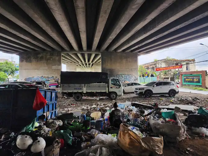 호찌민시 교량 하부, ‘주차장·쓰레기장’으로 전락