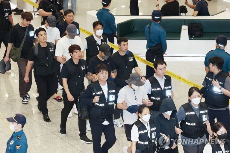 전세기까지 띄웠다…필리핀서 도피사범 49명 ‘최대 송환’