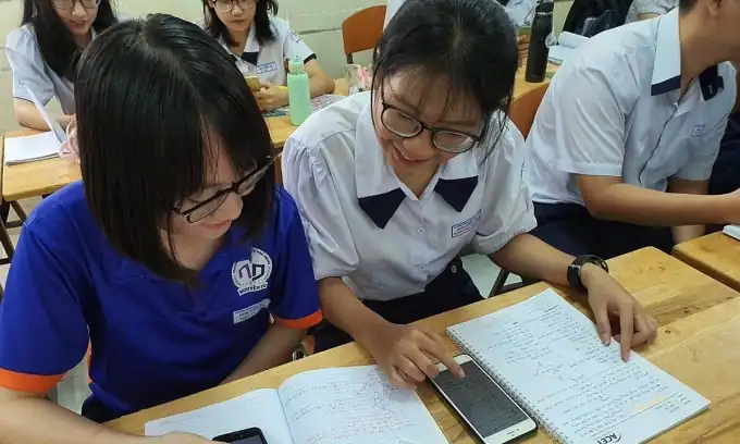 호찌민시 “쉬는 시간에도 휴대폰 금지”…2026년부터 전면 시행