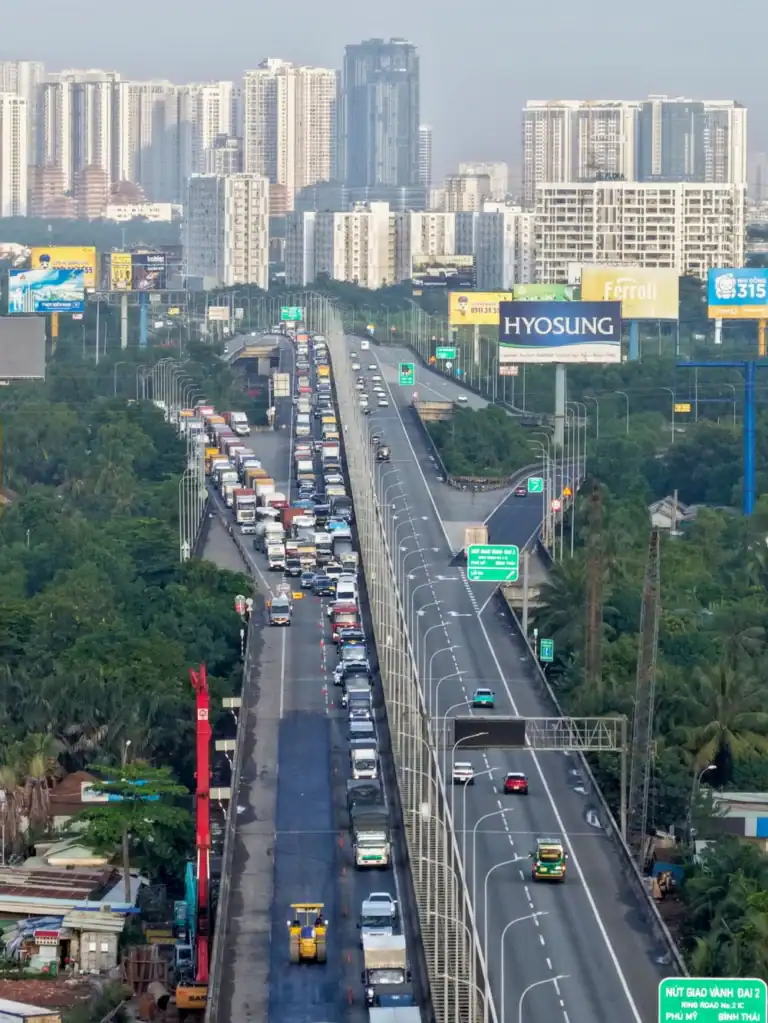 호찌민-롱탄 고속도로 도로 보수로 5km 정체