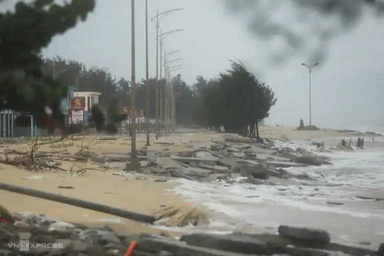 태풍 펑선, 중부 해안 강타…제방 200m 파괴