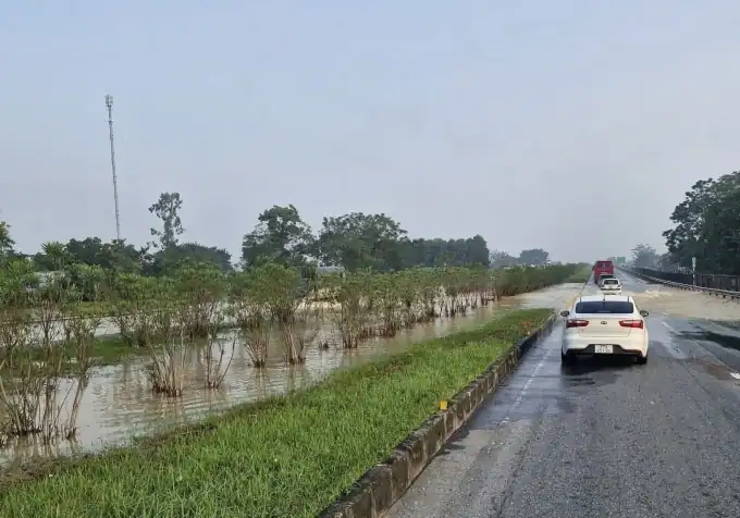 하노이 고속도로마저 50cm 침수…교외 수천 가구 물에 갇혀, 6천500명 긴급 대피
