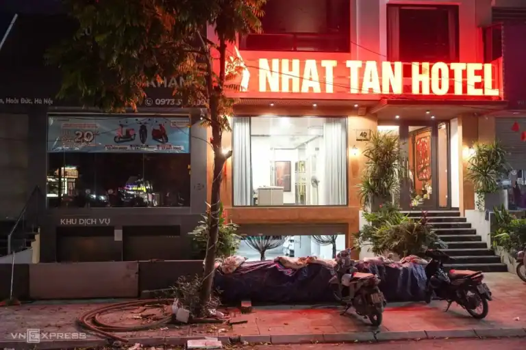 하노이 주민들, 태풍 재침수 우려에 집 앞 ‘댐’ 쌓고 장벽 설치