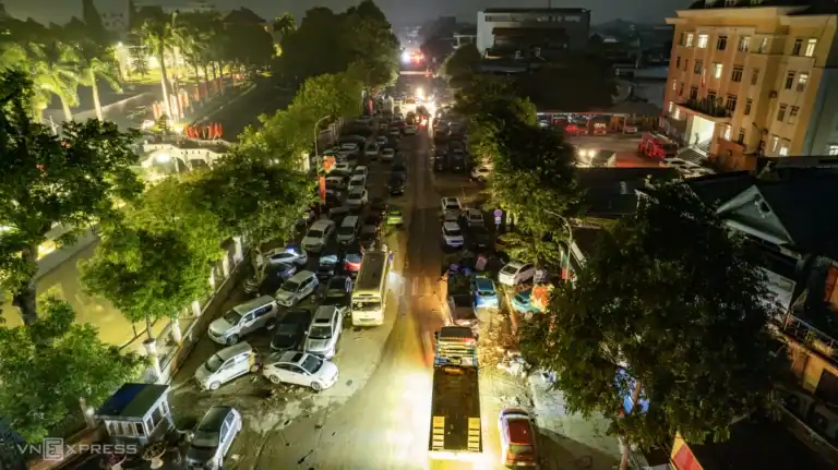 베트남 산업 중심지 박닌성 2m 침수…수백 대 차량 진흙에 갇혀