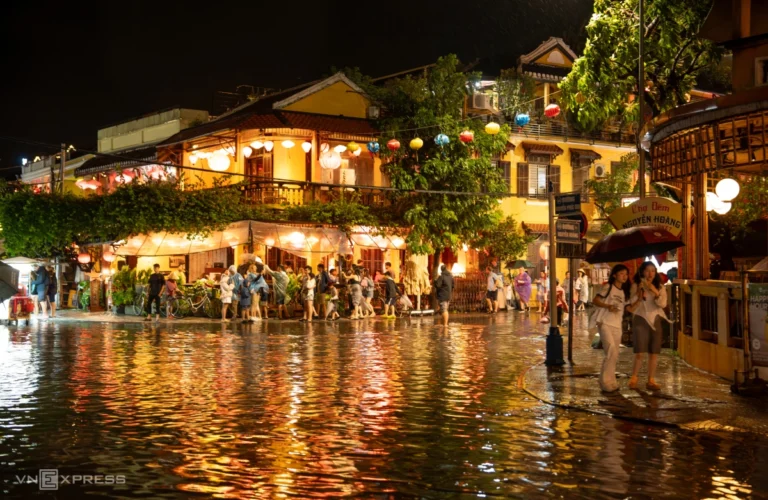 호이안 구시가지 야간 침수 심화…최대 1m 물에 잠겨