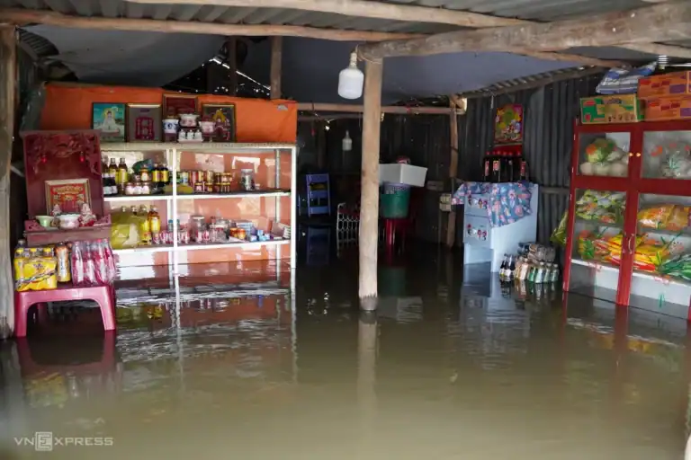 메콩델타 ’10년 만 최악 홍수’…주민들 보트로 통학·생활
