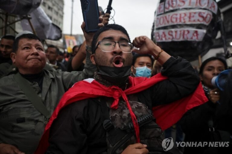 분출한 ‘Z세대의 분노’…만화속 해적 깃발 치켜들고 저항 연대