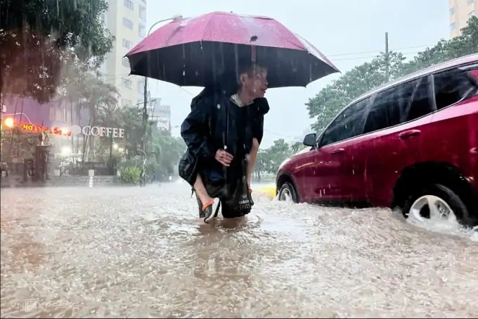 하노이 폭우에 ‘물바다’…출근길 교통 대란