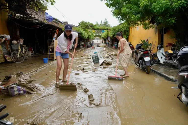 호이안 구시가지, 60년 만에 최악 홍수…진흙 뒤덮인 채 복구 작업