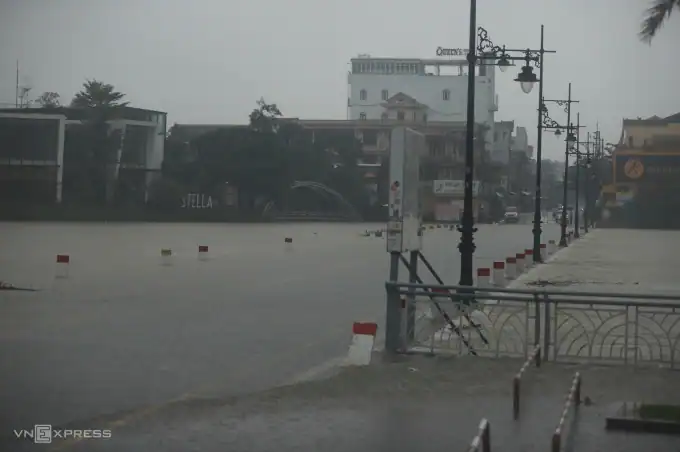 다낭 폭우로 2명 사망…후에 29만명 휴교 조치