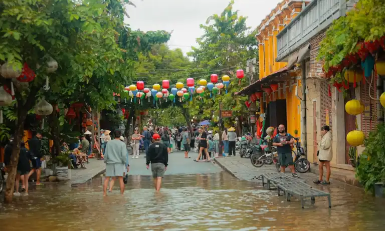 태풍에 침수된 호이안…관광객들 “커피 한잔의 여유”