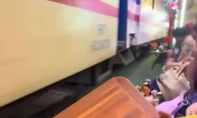 하노이 ‘기차 거리’ 열차, 카페 테이블 들이받아…관광객 패닉!