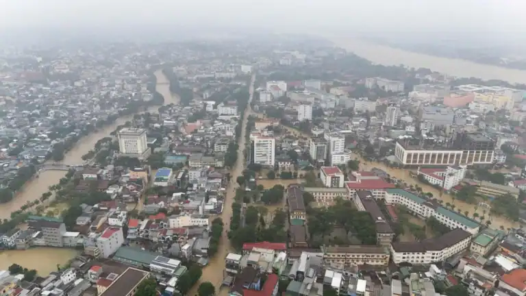 중부 홍수 피해 확산…후에 32곳 침수·다리 유실