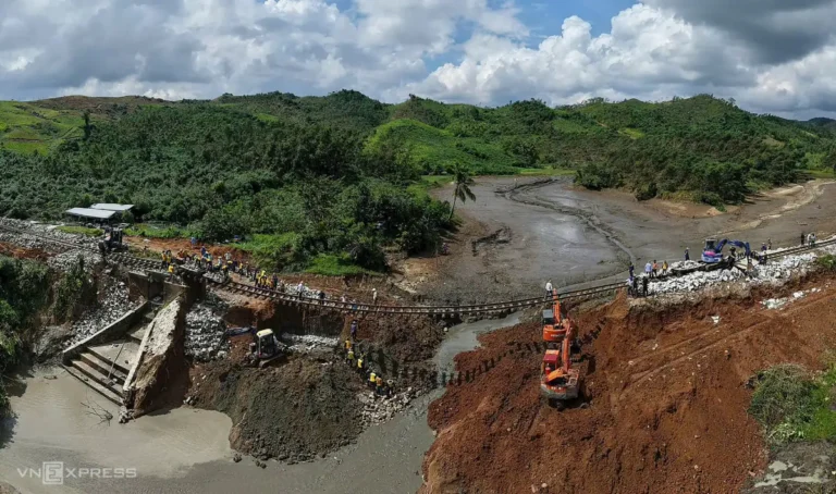 태풍 갈매기 휩쓸고 간 베트남…40시간 표류 3명 구조·철도 100m 붕괴