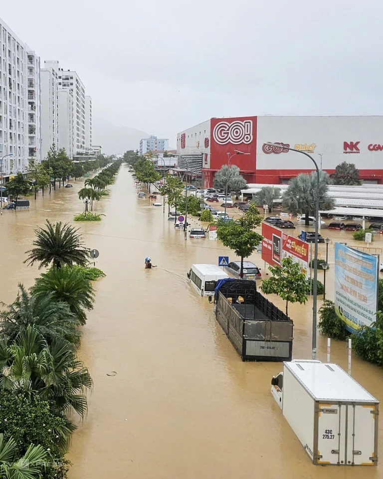 나짱 폭우에 수백 대 차량 침수…주민들 구조 기다려