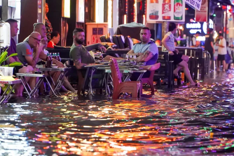 호찌민 관광명소 부이비엔 거리 물바다…관광객들 “테이블 위로”