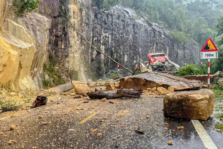 산악도로 산사태로 버스 매몰…6명 사망·19명 부상