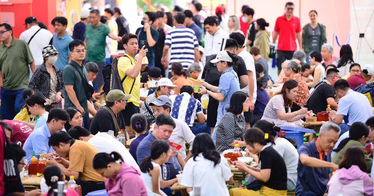 2025년 쌀국수의 날: 마지막 날, 첫날보다 더 붐비고 긴 대기열