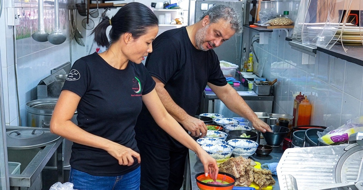 2025년 포 행사에서 전통 쌀국수를 만드는 서양 요리사