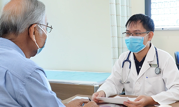 3개월 동안 누워있던 할아버지, 폐렴 악화로 입원