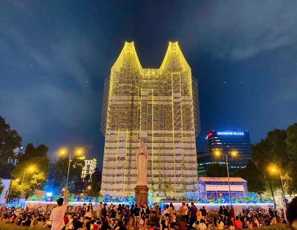 호찌민시 노트르담 대성당, 크리스마스 맞이 새단장…인파 가득