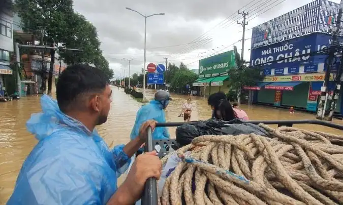 남아공 관광객, 나짱 한밤 홍수에 뛰어들어 주민 구조…”영웅” 칭송