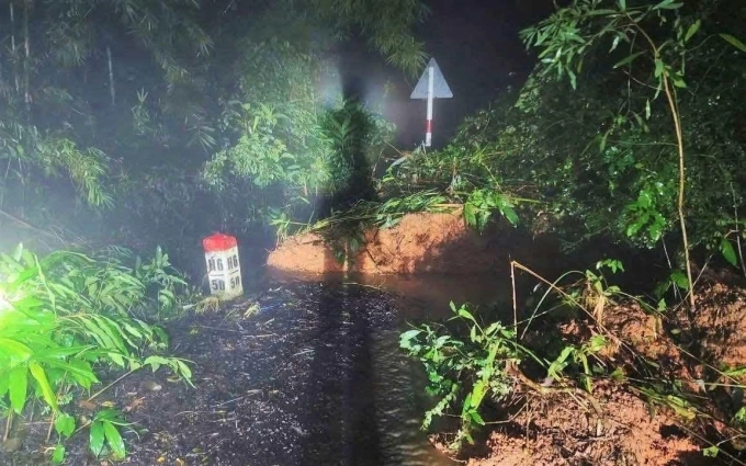 람동성 폭우에 고갯길 잇따라 무너져…차량 20대 고립