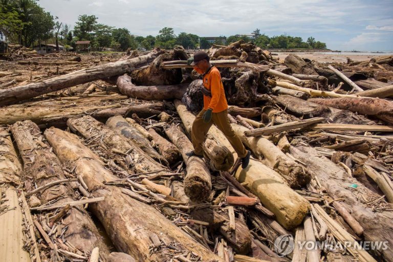 “숲 파괴의 끔찍한 대가”…인니 대홍수에 1천295명 사망·실종
