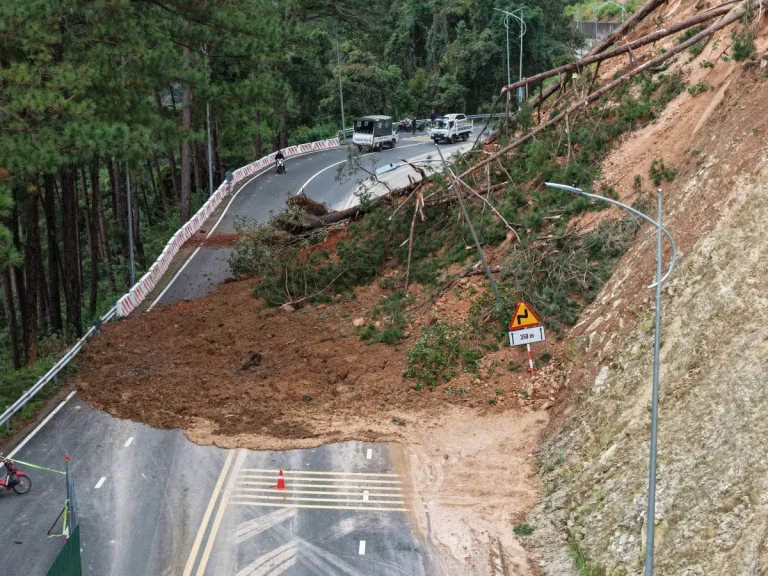 달랏 진입로 잇따라 산사태…람동 3,200채 물에 잠겨
