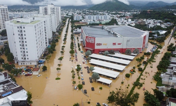 간장호, 나트랑 중심의 폭우로 새로운 홍수 위협에 직면