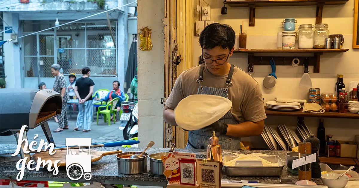 골목맛집: 사이공에서 플라스틱 의자에 앉아 맛보는 최고의 피자