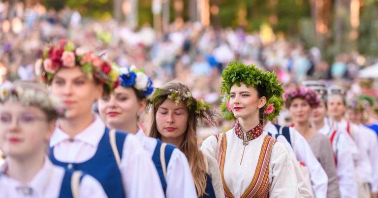 라트비아 여성, 남성 부족으로 인해 ‘시간당 남편’ 고용해야
